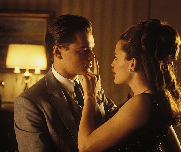 Tom Hanks zit in Catch Me If You Can achter Leonardo DiCaprio aan