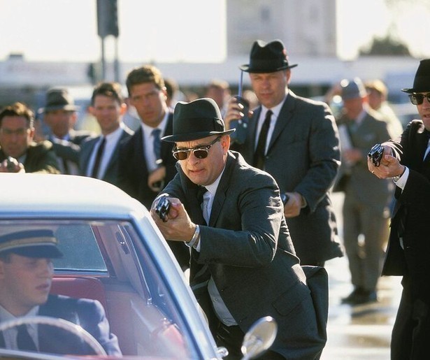 Tom Hanks zit achter Leonardo DiCaprio aan in de film Catch Me If You Can