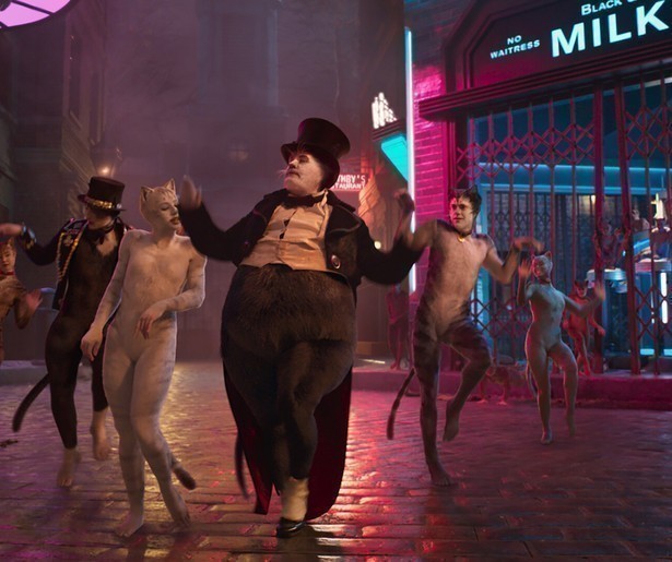 Judi Denchen Idris Elba zingen in een kattenpakje in de musical Cats