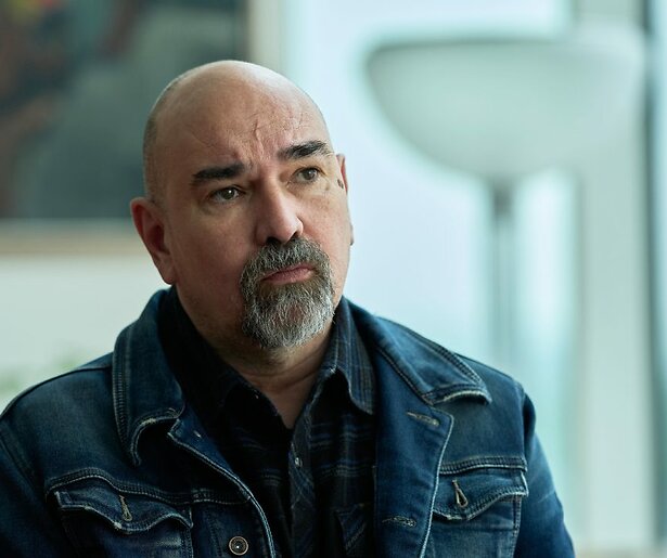 Cees Geel heeft het zowel op werk- als privévlak zwaar te verduren in Flikken Rotterdam