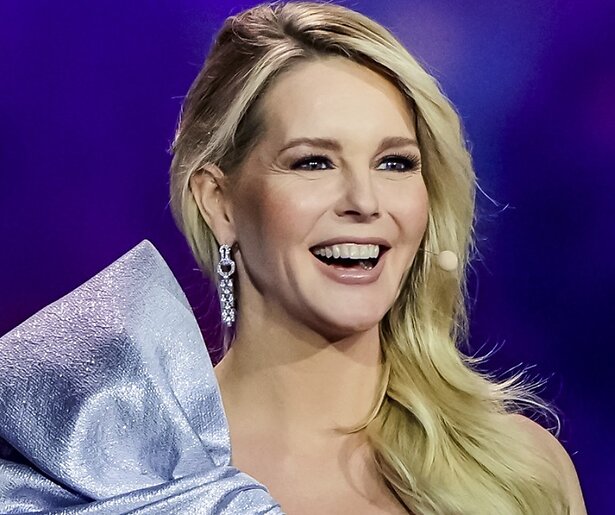 Chantal Janzen geeft punten namens Nederland bij het Eurovisie Songfestival