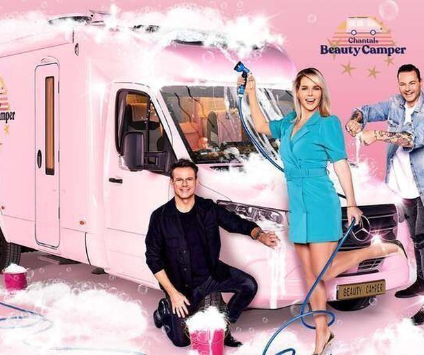Chantal helpt met haar beauty camper mensen op straat