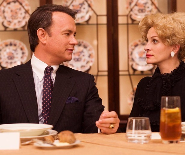 Tom Hanks gebruikt zijn imago als rokkenjagende politicus voor heel iets anders in Charlie Wilson's War