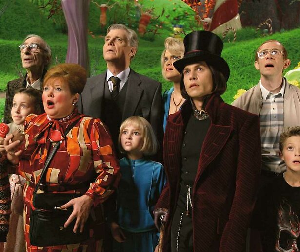 Freddie Highmore kijkt zijn ogen uit in de fabriek van Johnny Depp in Charlie and the Chocolate Factory