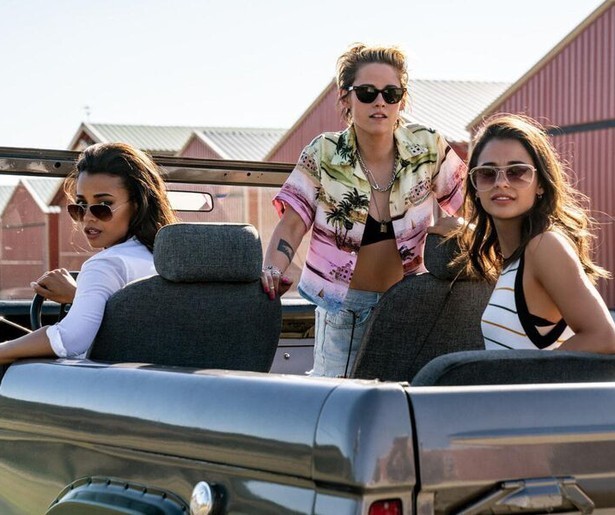 Kristen Stewart vecht erop los in deze remake van Charlie's Angels