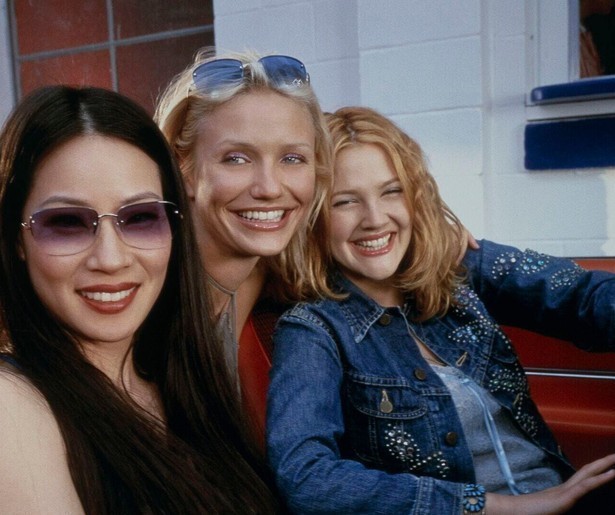 Cameron Diaz, Drew Barrymore en Lucy Liu bestrijden in Charlie's Angels samen de misdaad