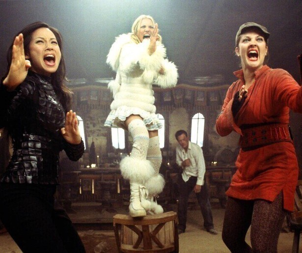 De engeltjes weten van wanten in Charlie's Angels: Full Throttle