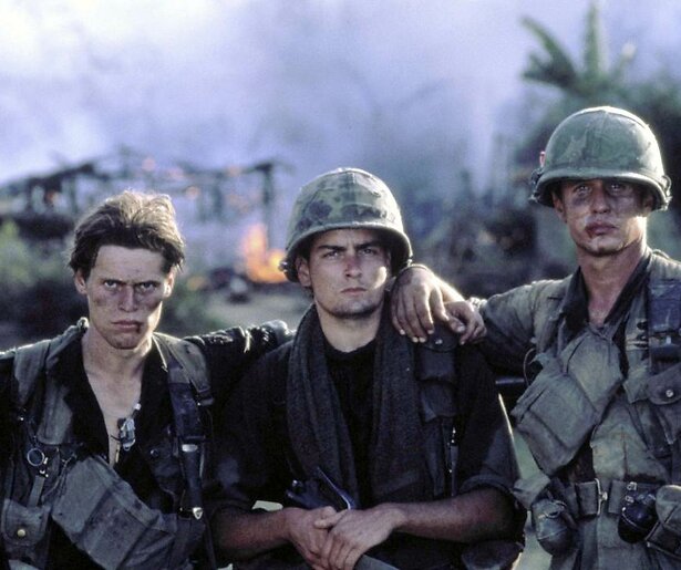 Charlie Sheen reist af naar Viernam in Platoon