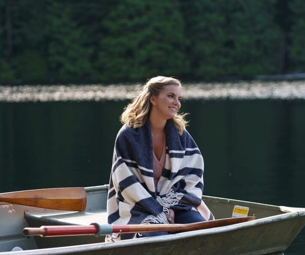 Wat zoekt Cindy Busby nu echt in de romantische dramafilm Chasing Waterfalls?