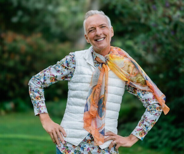 Martien werkt aan een nieuw businessplan in Chateau Meiland