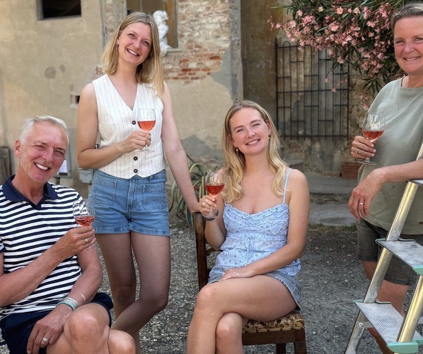 De familie Meiland bereidt een housewarmingparty voor in Chateau Meiland: La Dolce Vita