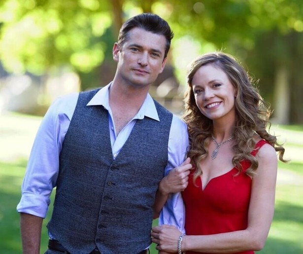 Rachel Boston en Wes Brown besluiten samen wat tijd door te brengen in Check Inn to Christmas