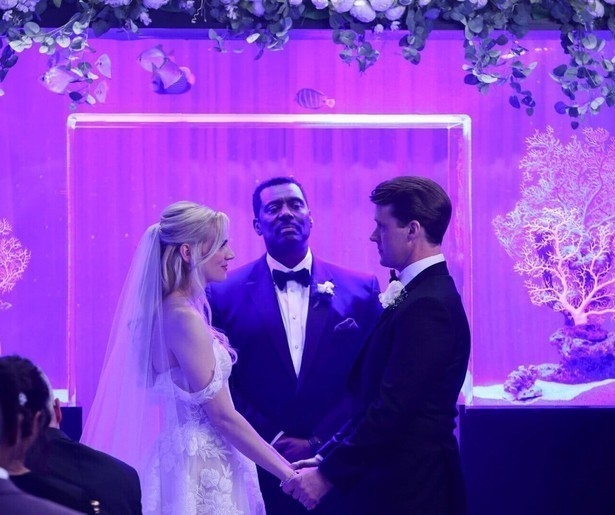 Brett beleeft angstige momenten voordat ze gaat trouwen in Chicago Fire