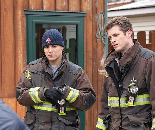 Jake Lockett wordt in Chicago Fire geschorst door een handgemeen met een dakloze