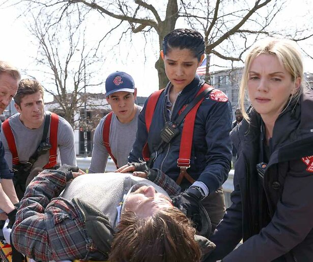 Alberto Rosende helpt in Chicago Fire zijn tante uit de brand