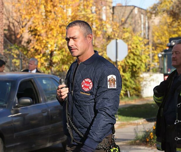 Taylor Kinney wantrouwt de boel behoorlijk in Chicago Fire