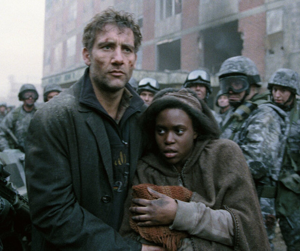 Clive Owen beschermt een zwangere vrouw met zijn leven in Children of Men