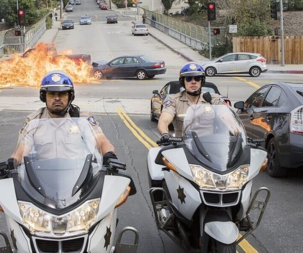 Michael Peña en Dax Shepard maken er een rommeltje van in CHiPs