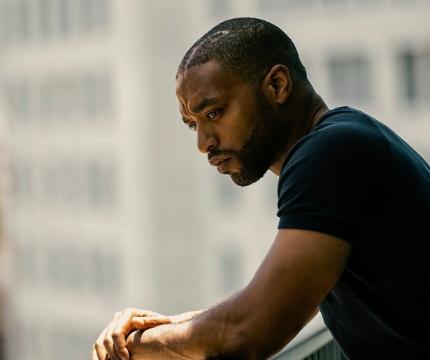 Chiwetel Ejiofor zet de boel op scherp in Triple 9