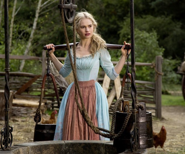 De glazen muitljes van Lily James als Cinderella