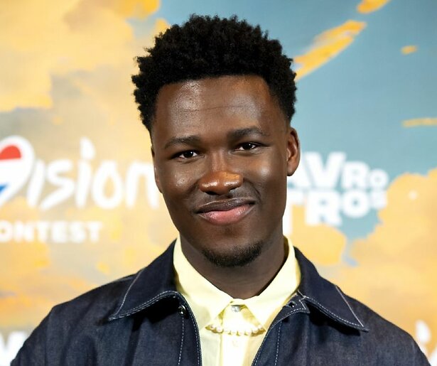 Claude zingt voor het eerst live zijn inzending C'est La Vie in een special van Eva