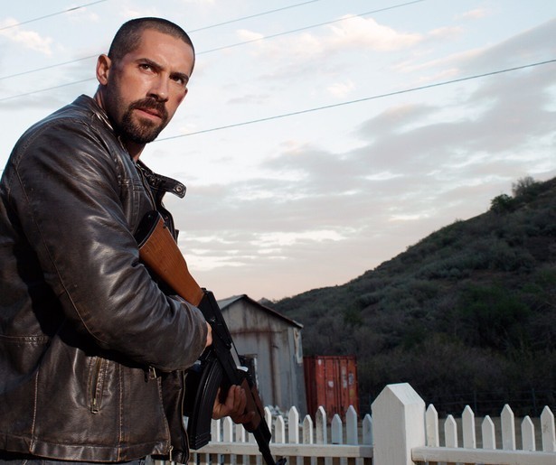 Scott Adkins knokt met drugsdealers in Close Range