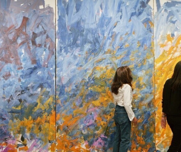 Een close up van een schilder van statuur