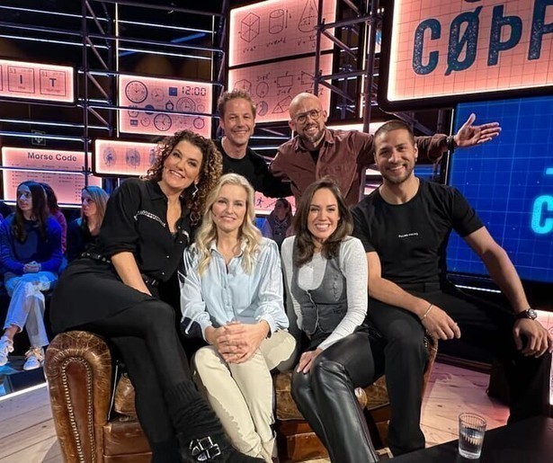 Nienke Plas en Juvat Westendorp moeten zien te ontsnappen in Code van Coppens