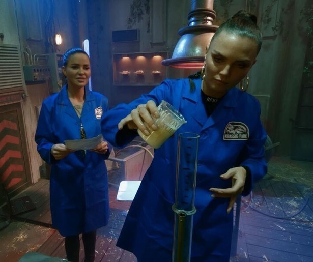 Kim Feenstra en Sylvia Geersen banen zich een weg uit een escape room in Code van Coppens