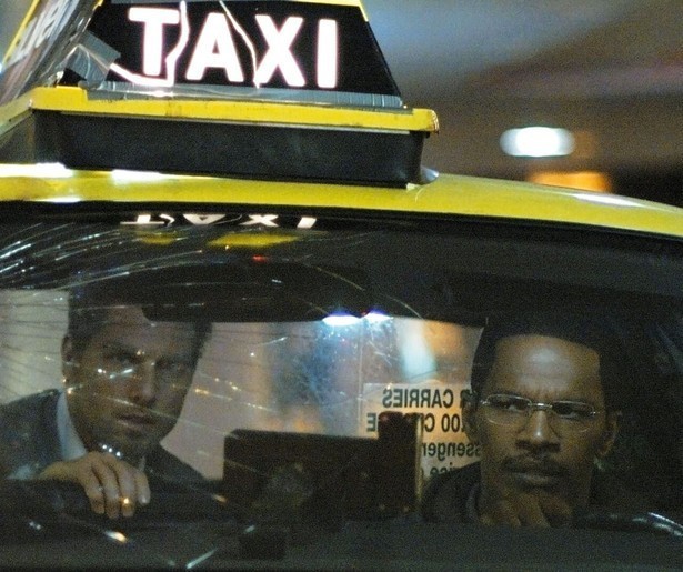 Tom Cruise kan de hulp van Jamie Foxx goed gebruiken in Collateral