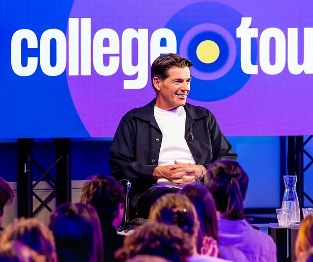 Twan Huys ontvangt Dilan Yesilgöz in College Tour: 'Nieuwsgierig waar haar drive vandaan komt'