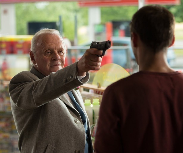Nicolas Hoult krijgt drugsdealer Anthony Hopkins achter zich aan in Collide