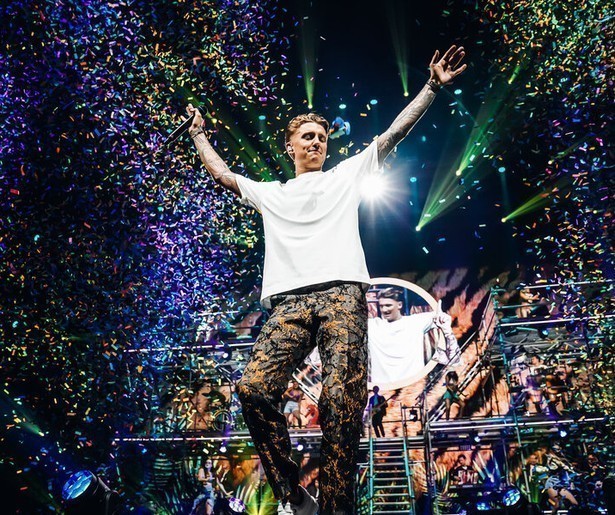 NPO1 zendt het gezellige concert van Mart Hoogkamer in Ahoy uit