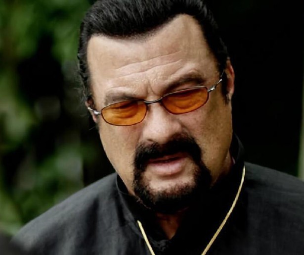 Steven Seagal knokt met terroristen in Contract to Kill