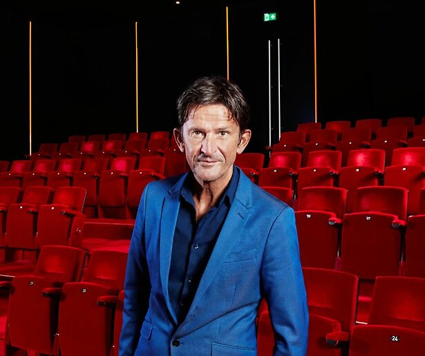 Cornald Maas voorlopig nog te zien bij AVROTROS: 'Ik ben ontzettend blij!' 