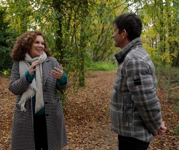 Cornald Maas volgt de teruggekeerde Sara Kroos in Volle Zalen