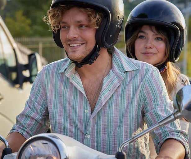 Abbey Hoes valt voor de charmes van Soy Kroon in romcom Costa!! 