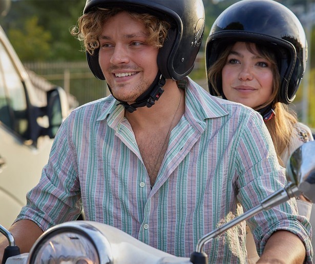 Abbey Hoes stapt in de voetsporen van haar moeder in Costa!! 