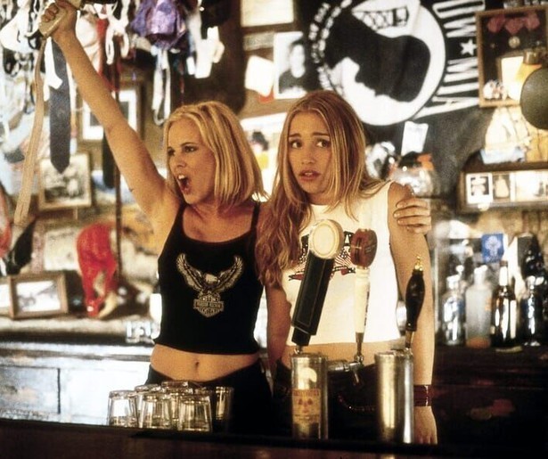 Piper Perabo verandert van een dorpsmeisje in een dansdiva in Coyote Ugly