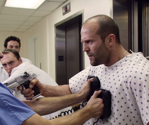 Jason Statham is een adrenalinejunk in actiefilm Crank