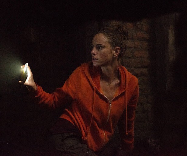 Kaya Scodelario vecht tegen het water in Crawl