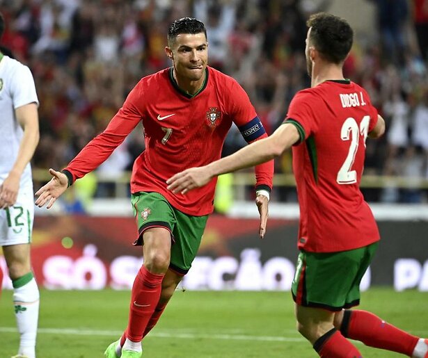 Cristiano Ronaldo voor het eerst dit EK met Portugal in actie tegen Tsjechië