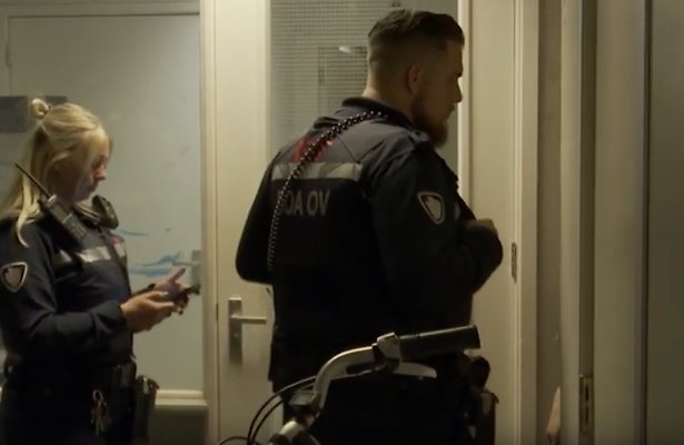 Videosnack: Zwartrijder gaat door het lint in De Handhavers