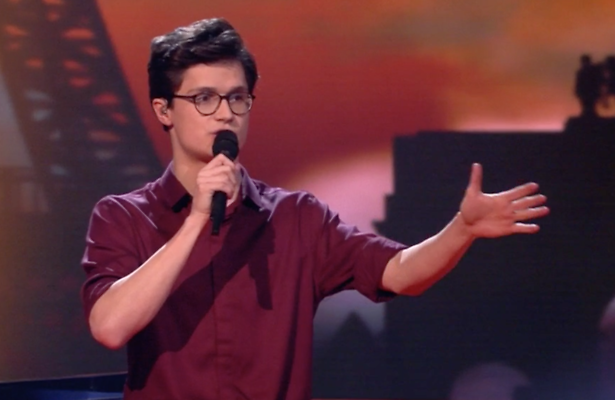 Videosnack: Dennis zingt She voor zijn vriendin