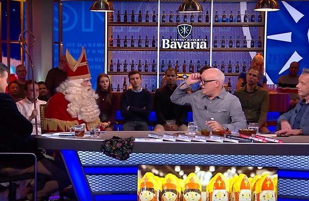 Videosnack: 'Directeurtje' weer als sarcastische Sinterklaas aan tafel bij VI