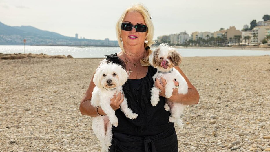 Monique Hansler met haar hondjes.