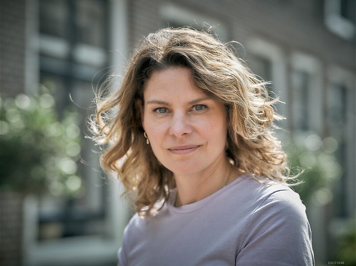 Bemoeizuchtige buurvrouw Bemoeizuchtige buurvrouw