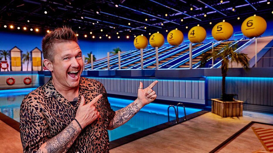 Johnny de Mol als presentator van De Kwis met Ballen.