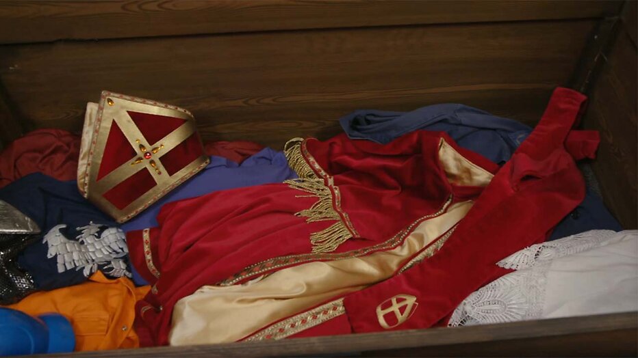 De kleren van Sinterklaas in de grote verkleedkist De kleren van Sinterklaas in de grote verkleedkist