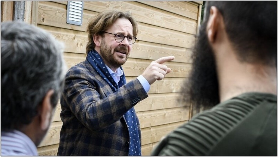 Slapeloze nachten van gamende buurjongen Slapeloze nachten van gamende buurjongen